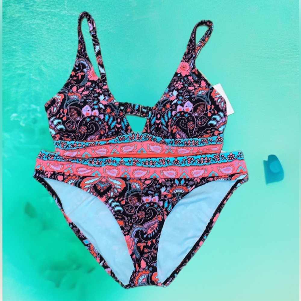 New bikini. Back strap has two size slots and the straps are adjustable.